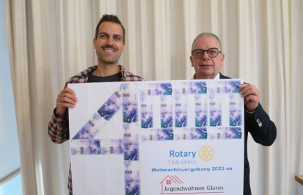 Toni Rogenmoser (links), Leiter Jugendwohnen, erhält vom Rotary-Präsidenten Bernhard Messmer die Spende.