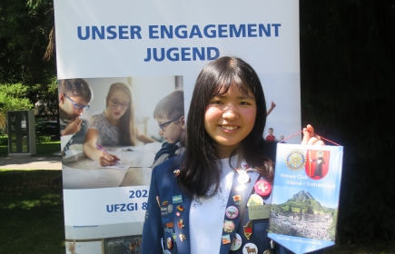 Fukiko Ohki mit Rotary Wimpel