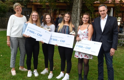 Flankiert von den beiden Rotary-Mitgliedern Manuela Tanner und Kurt Wild nehmen Melinda Bär, Lena Rütsche, Sanja Trajkovska und Marina Schwarze (von links) ihre Findlinge und Checks entgegen. Foto: André Springer